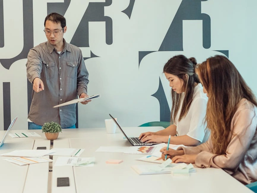 Un team di sviluppatori che collabora a un progetto in un ufficio moderno